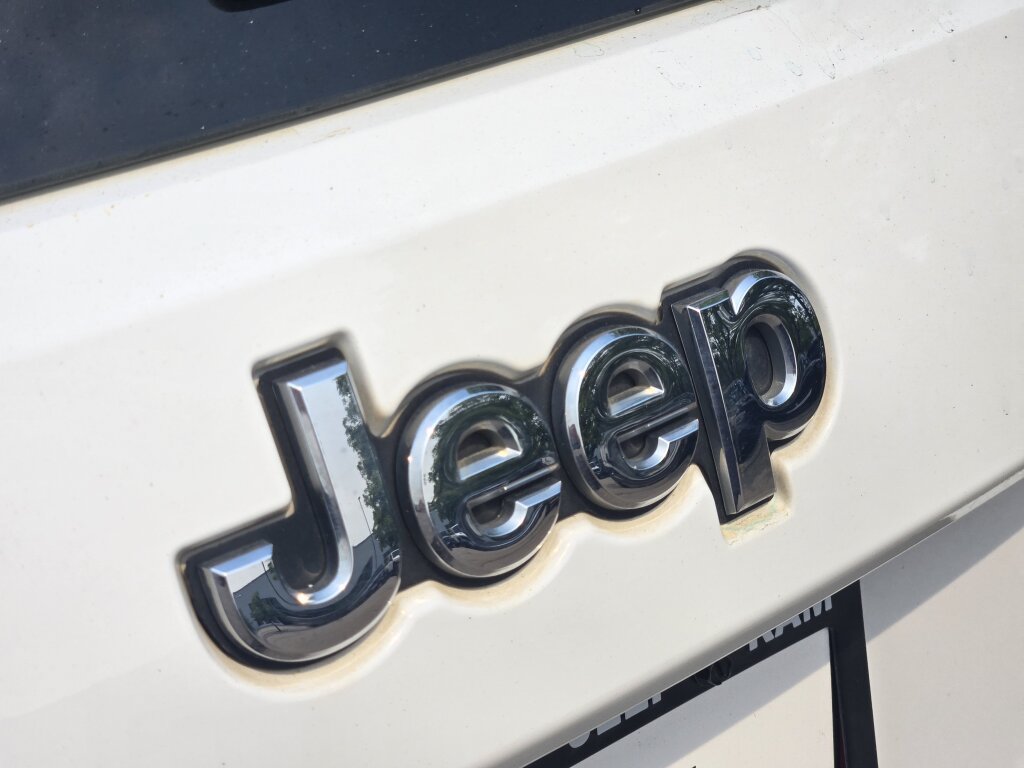 Used 2021 Jeep Grand Cherokee Laredo X RWD image 12