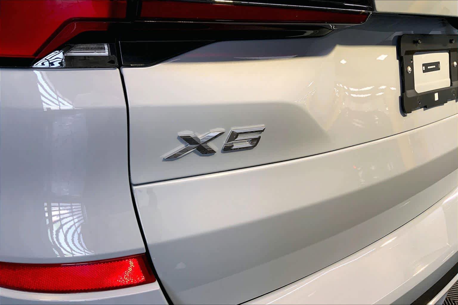 Used 2025 BMW X5 xDrive40i w/ M Sport Package AWD/4WD image 11