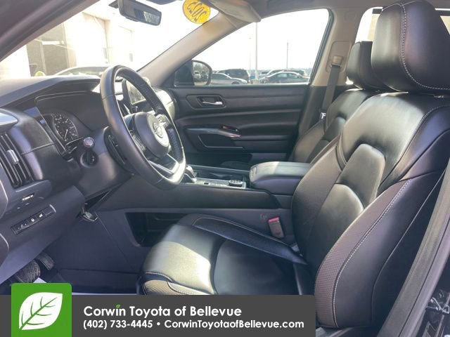 Used 2025 Nissan Pathfinder SL AWD/4WD image 17