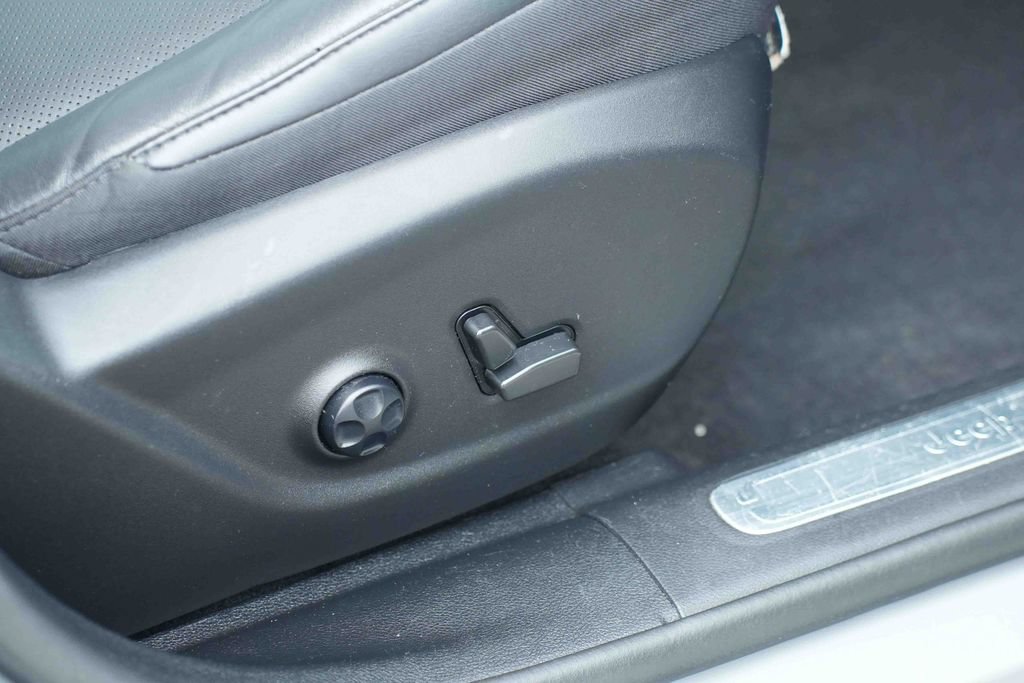 Used 2021 Jeep Cherokee Limited AWD/4WD image 21