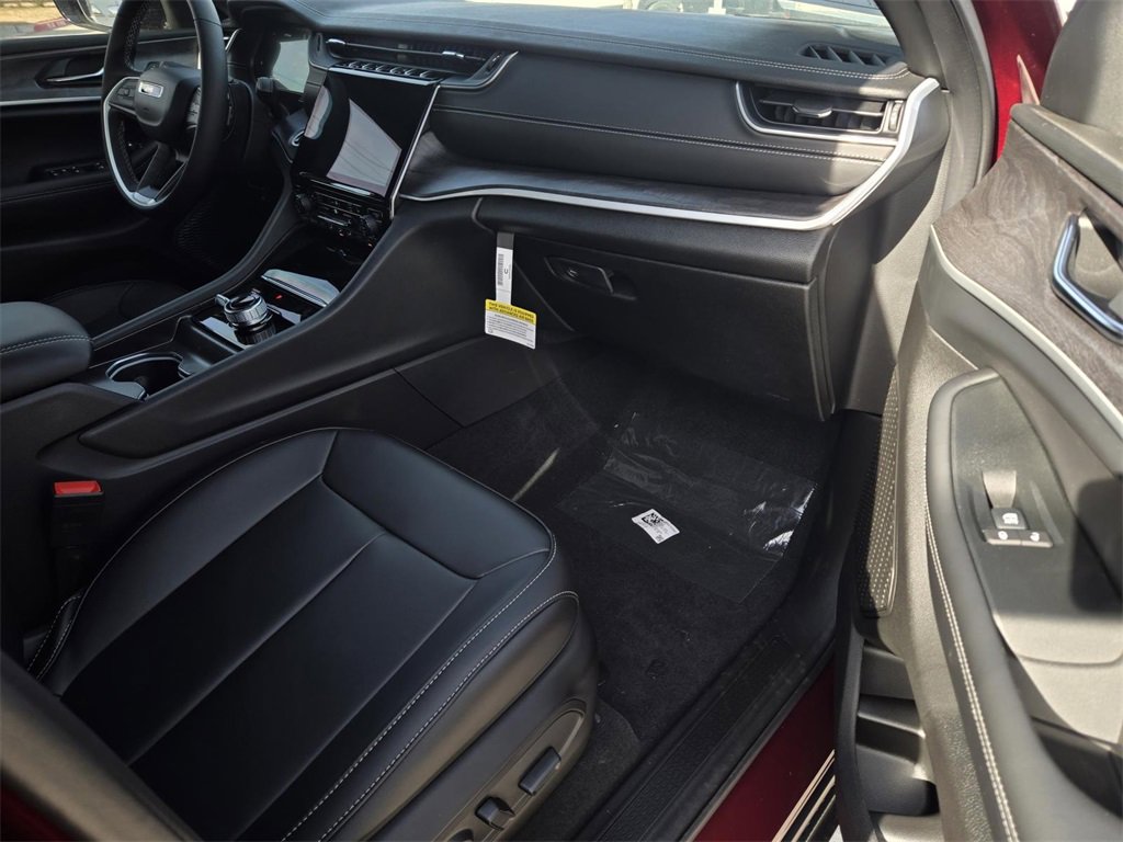 New 2025 Jeep Grand Cherokee Limited w/ Black Appearance Package image 8