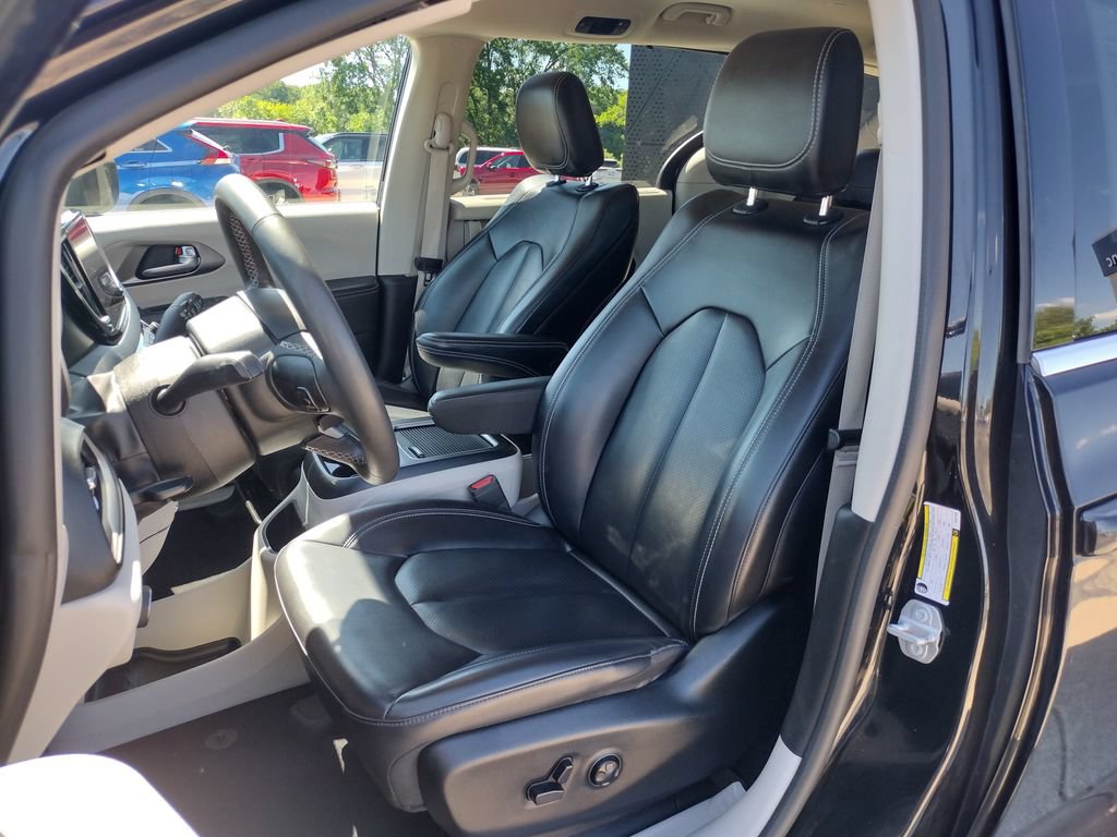 Used 2023 Chrysler Pacifica Touring-L FWD image 2