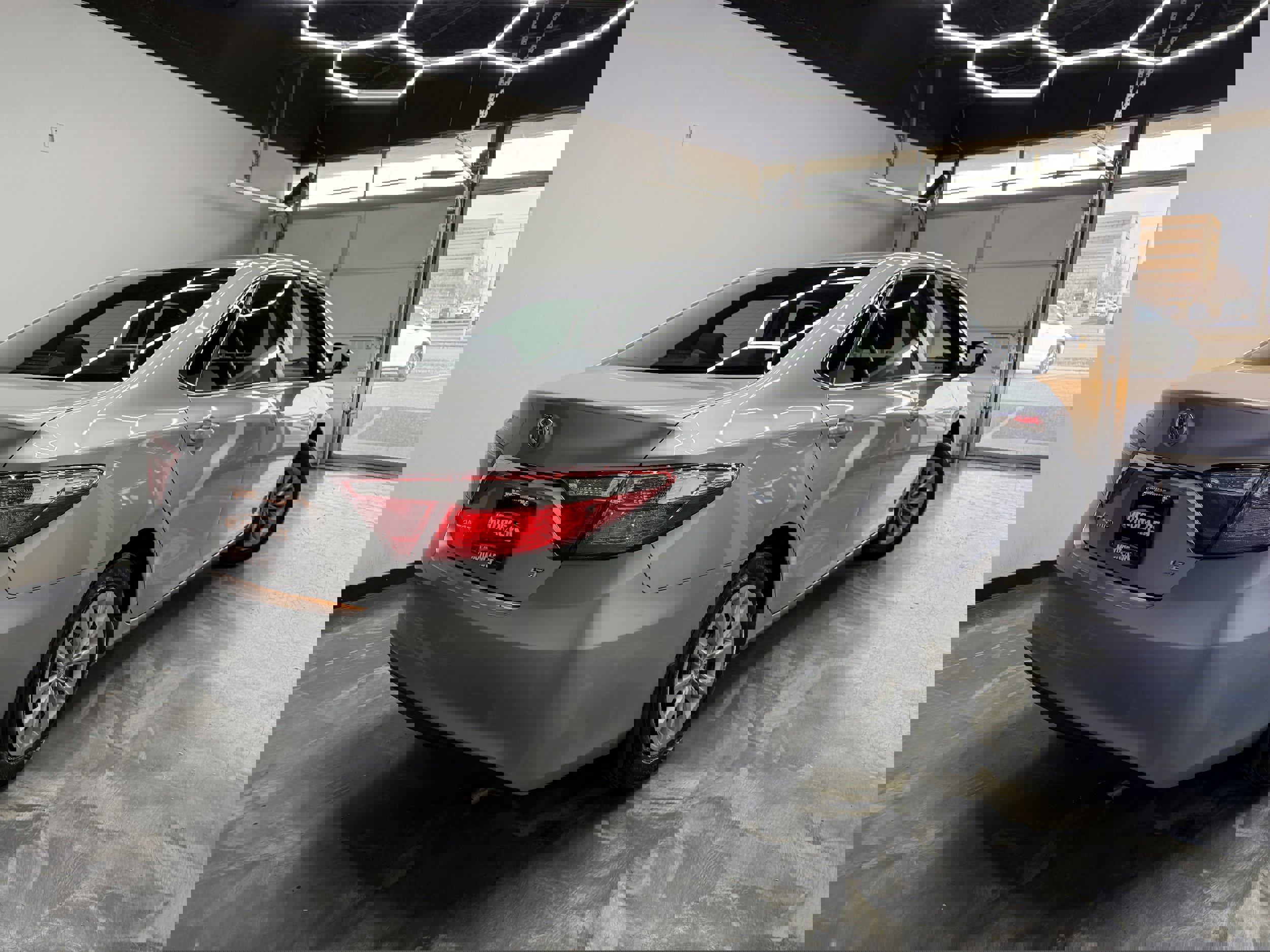 Used 2017 Toyota Camry LE image 3