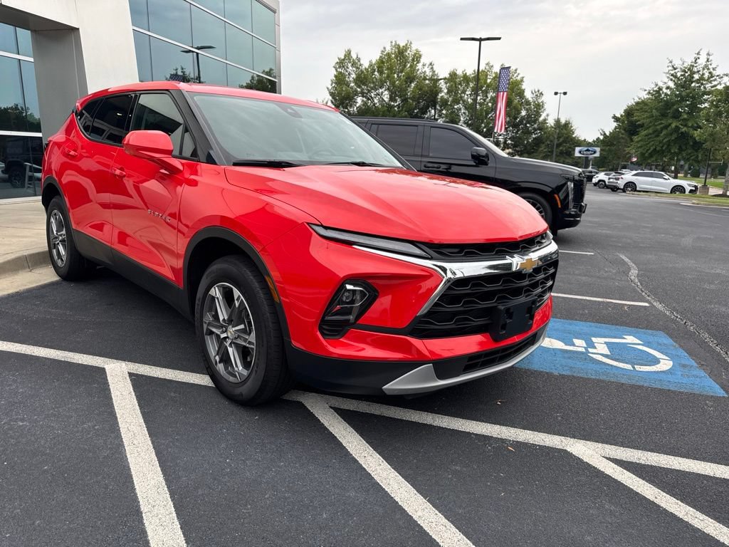 Used 2025 Chevrolet Blazer LT FWD image 3