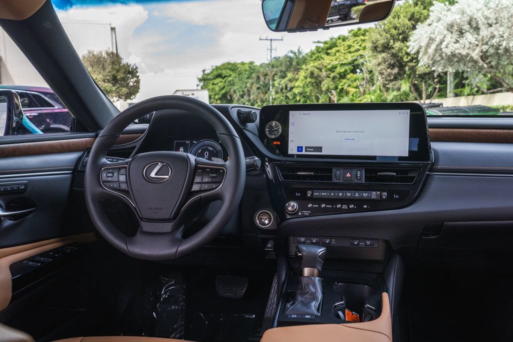 Used 2025 Lexus ES 300h w/ Premium Package FWD image 18