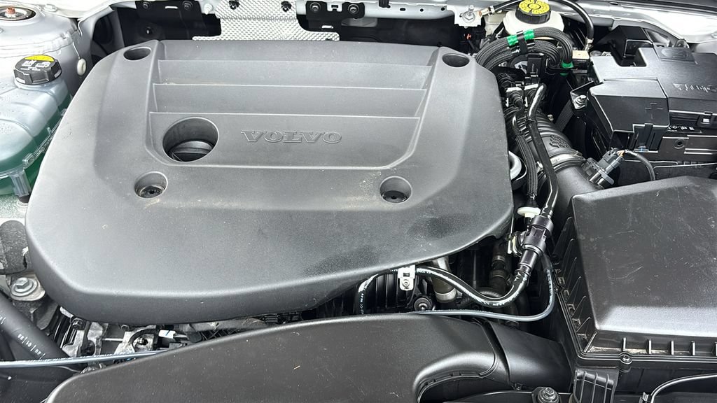 Certified 2025 Volvo XC40 B5 Plus AWD/4WD image 32