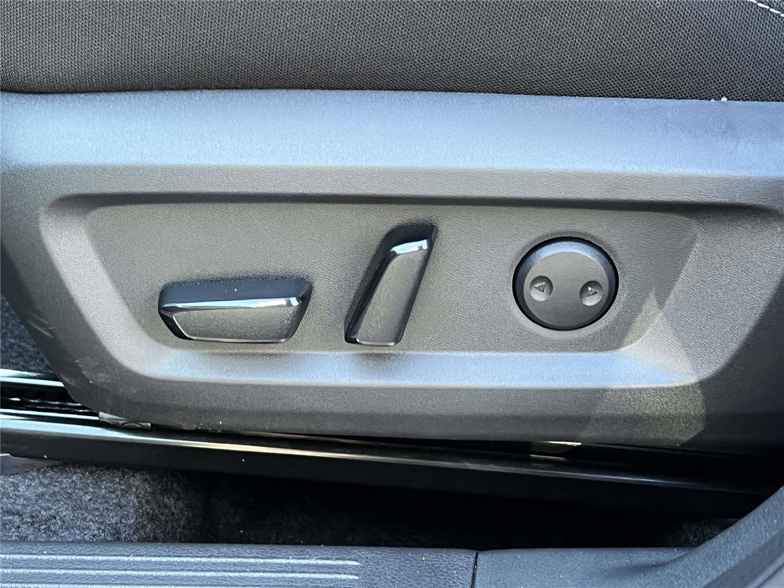 Used 2025 Nissan Rogue SV image 25