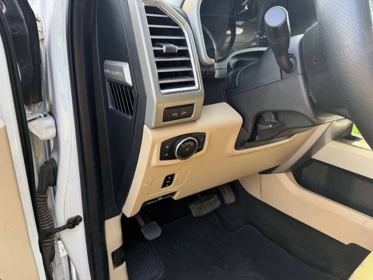 Used 2017 Ford F250 Lariat w/ Lariat Value Package AWD/4WD image 13