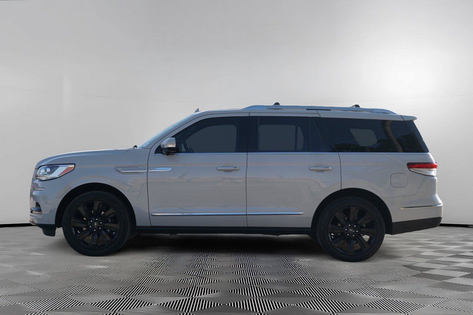 Used 2024 Lincoln Navigator Reserve AWD/4WD image 7