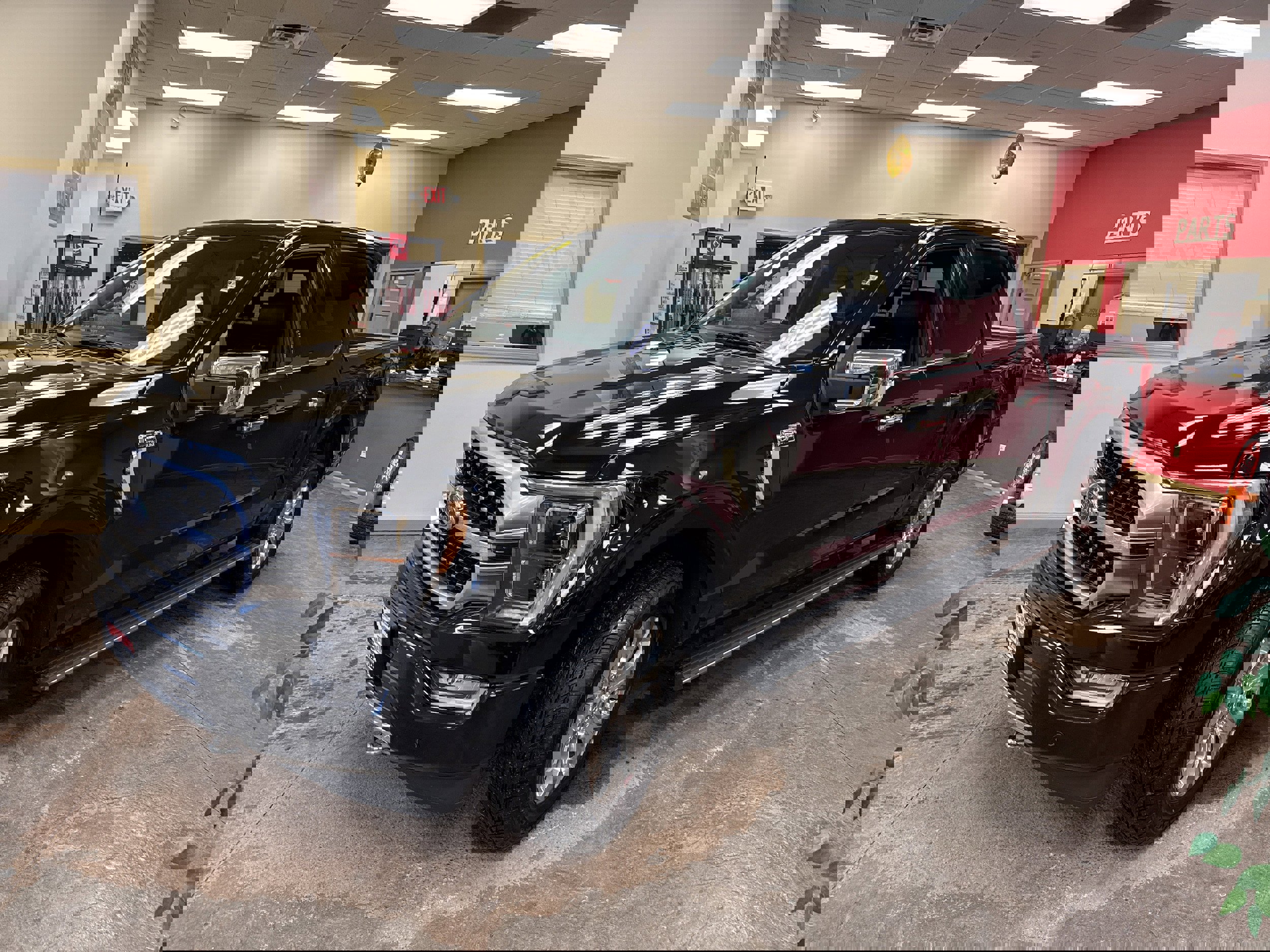 Used 2023 Ford F150 Platinum image 3