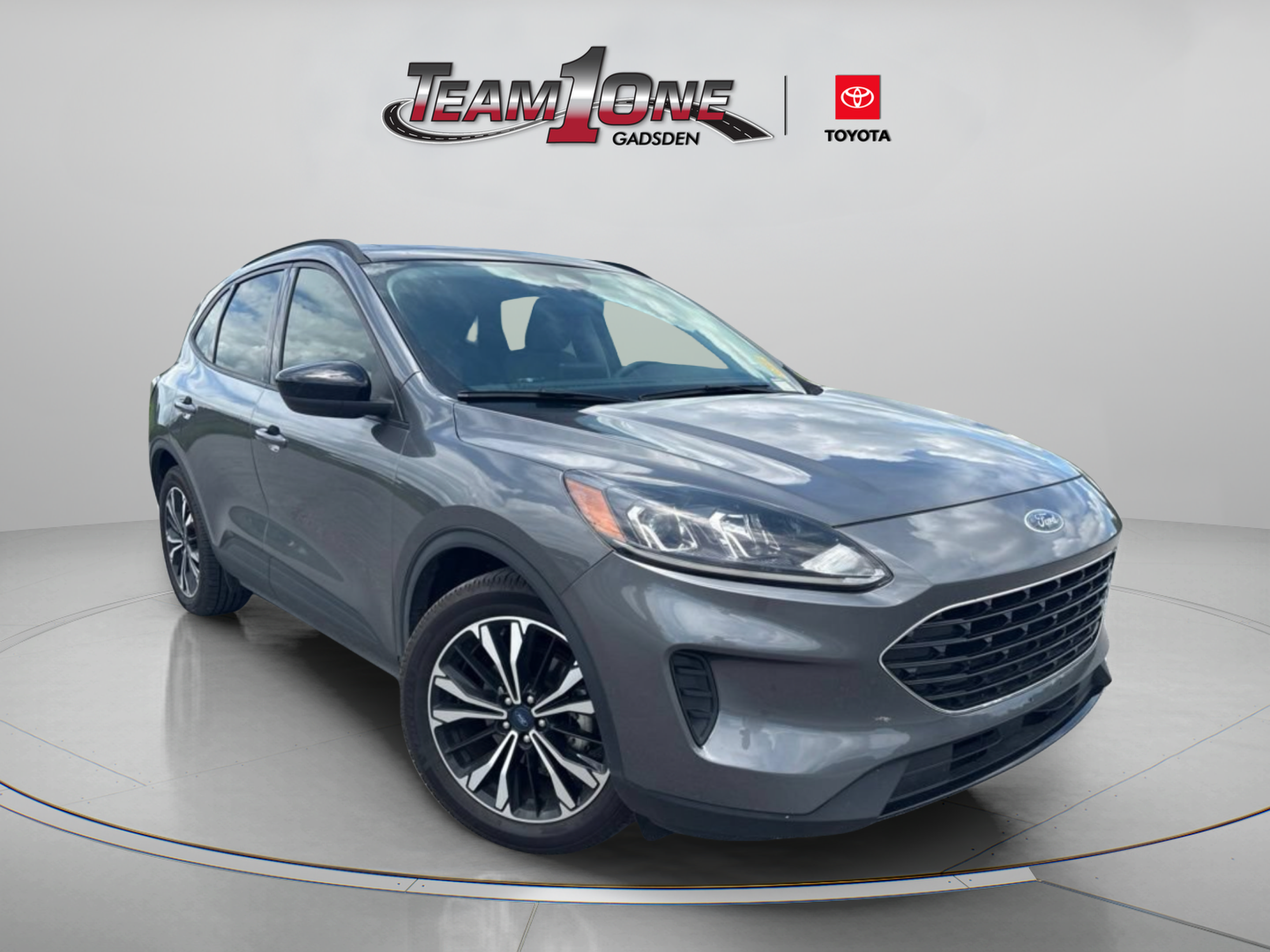 Used 2021 Ford Escape SE w/ SE Sport Appearance Package FWD image 1