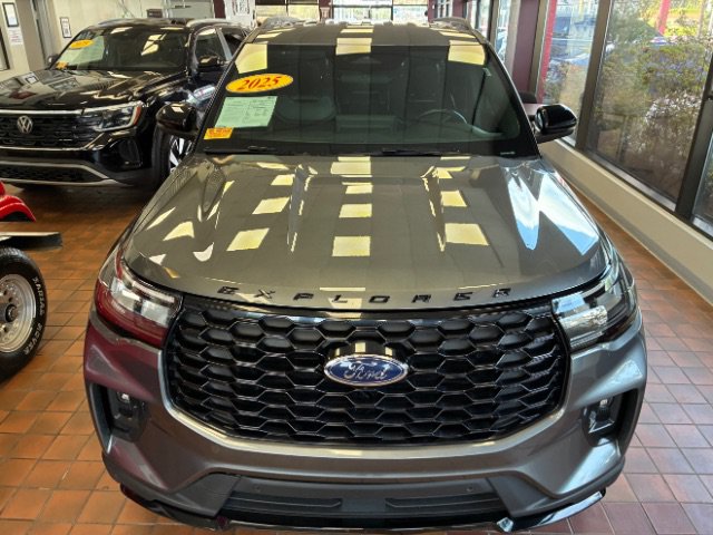 Used 2025 Ford Explorer ST-Line w/ ST-Line Street Pack AWD/4WD image 2