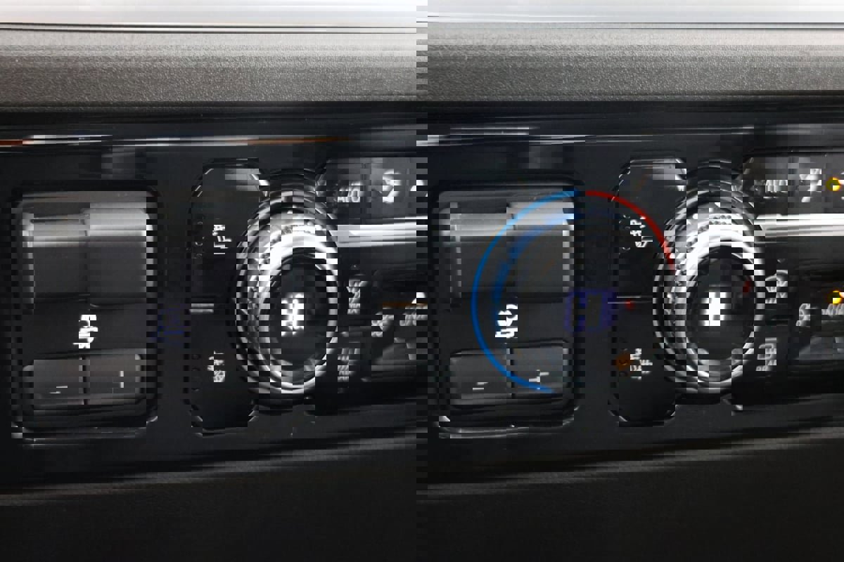 Used 2024 GMC Sierra 3500 SLE w/ SLE Value Package image 9