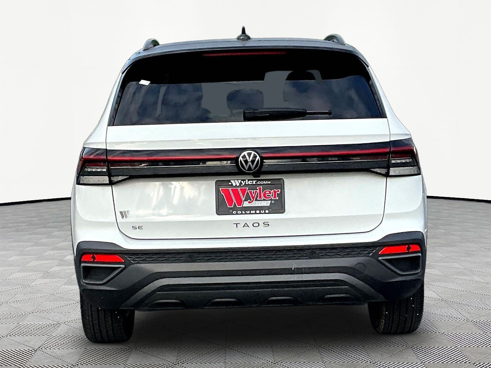 Used 2025 Volkswagen Taos SE FWD image 5