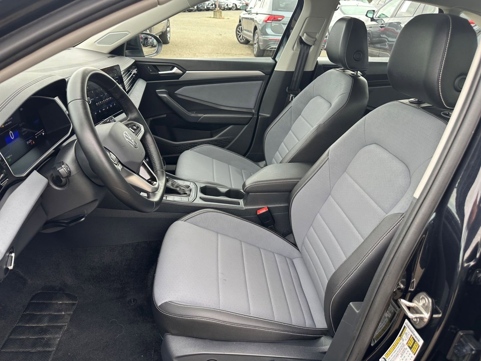 Used 2025 Volkswagen Jetta SE image 27