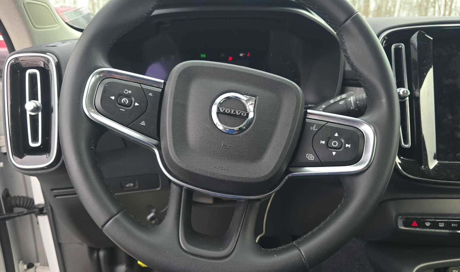 Used 2023 Volvo XC40 B4 Ultimate image 20