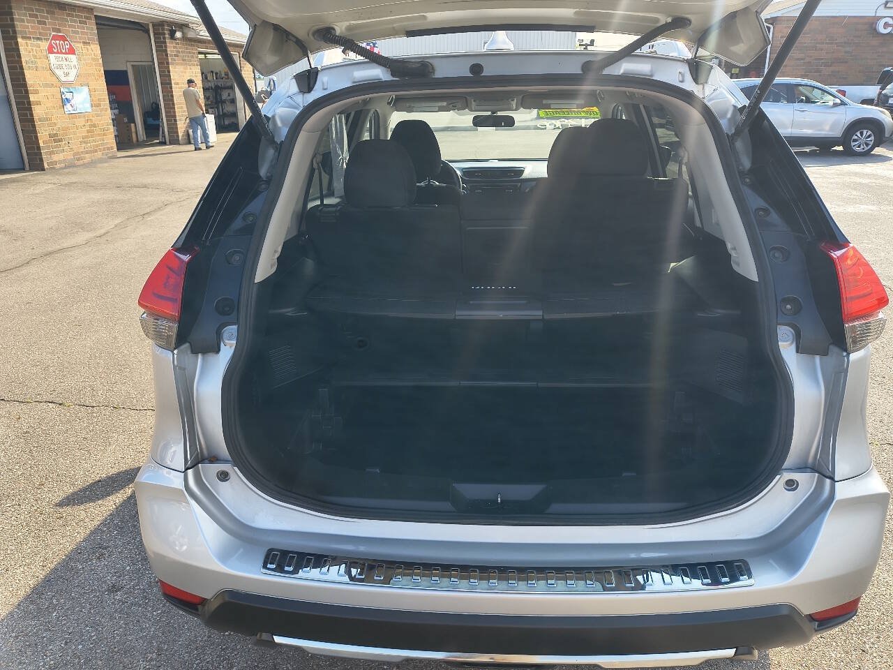 Used 2017 Nissan Rogue SV AWD/4WD image 8