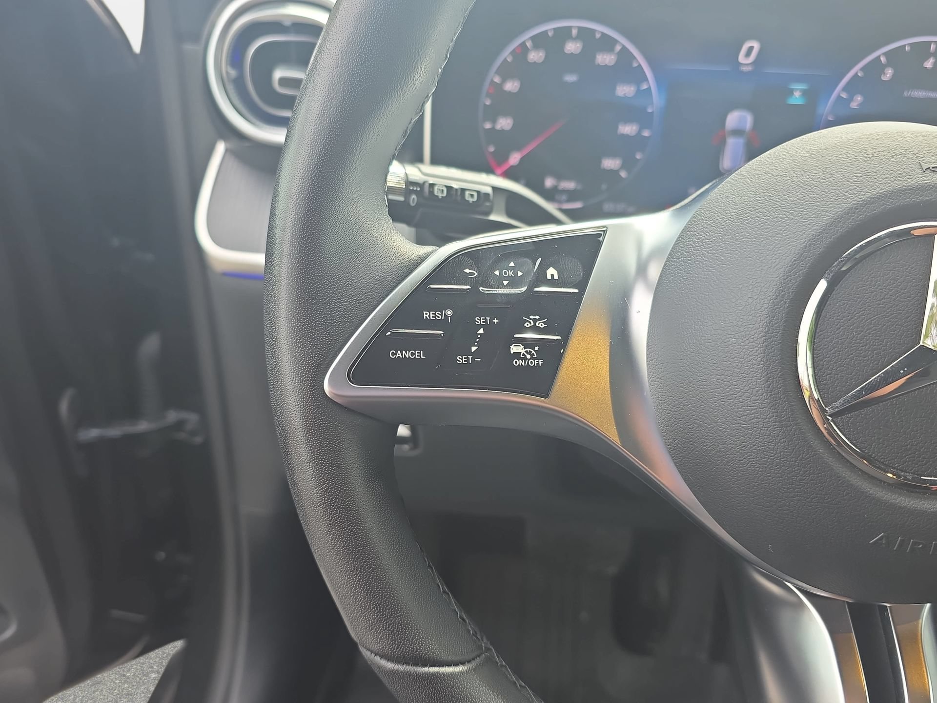 Used 2025 Mercedes-Benz GLC 300 4MATIC image 17