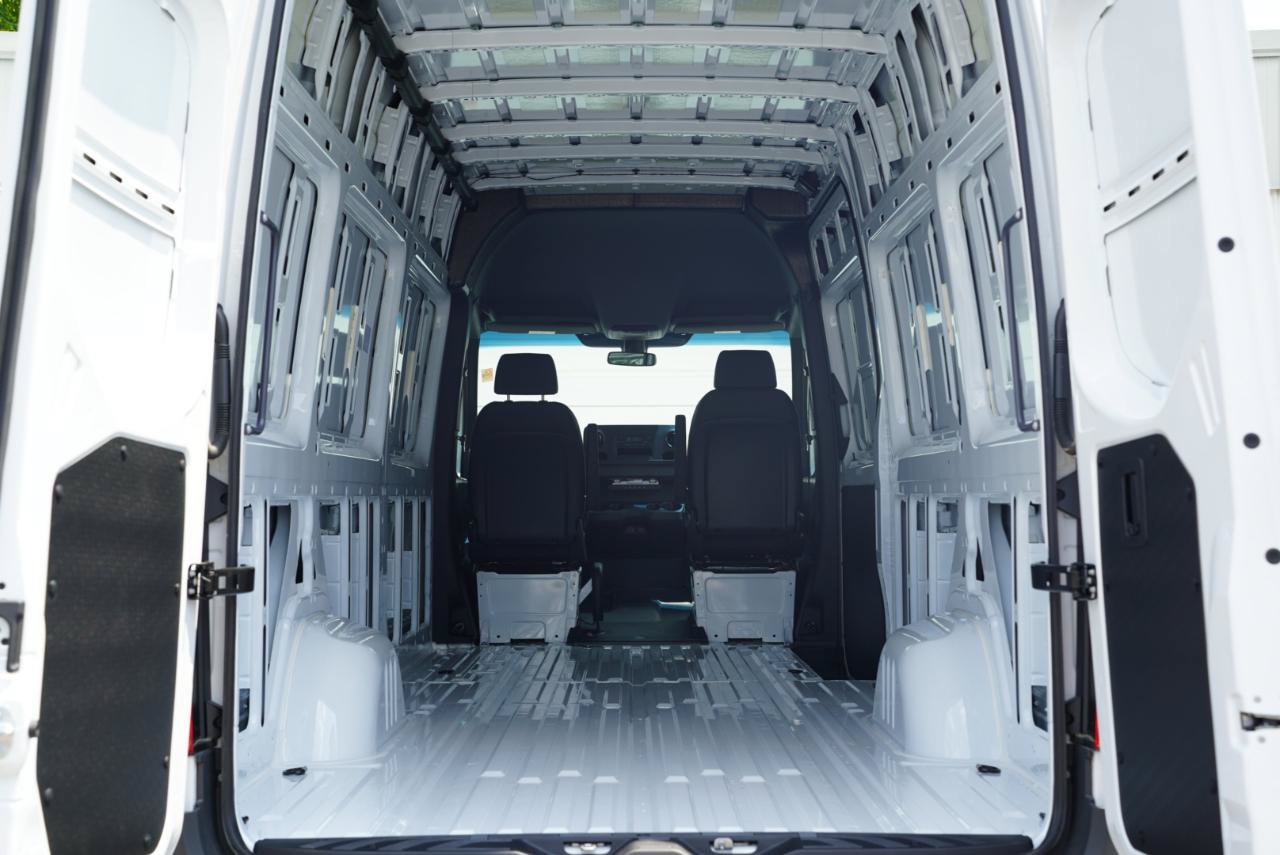 Used 2025 Mercedes-Benz Sprinter 2500 image 32