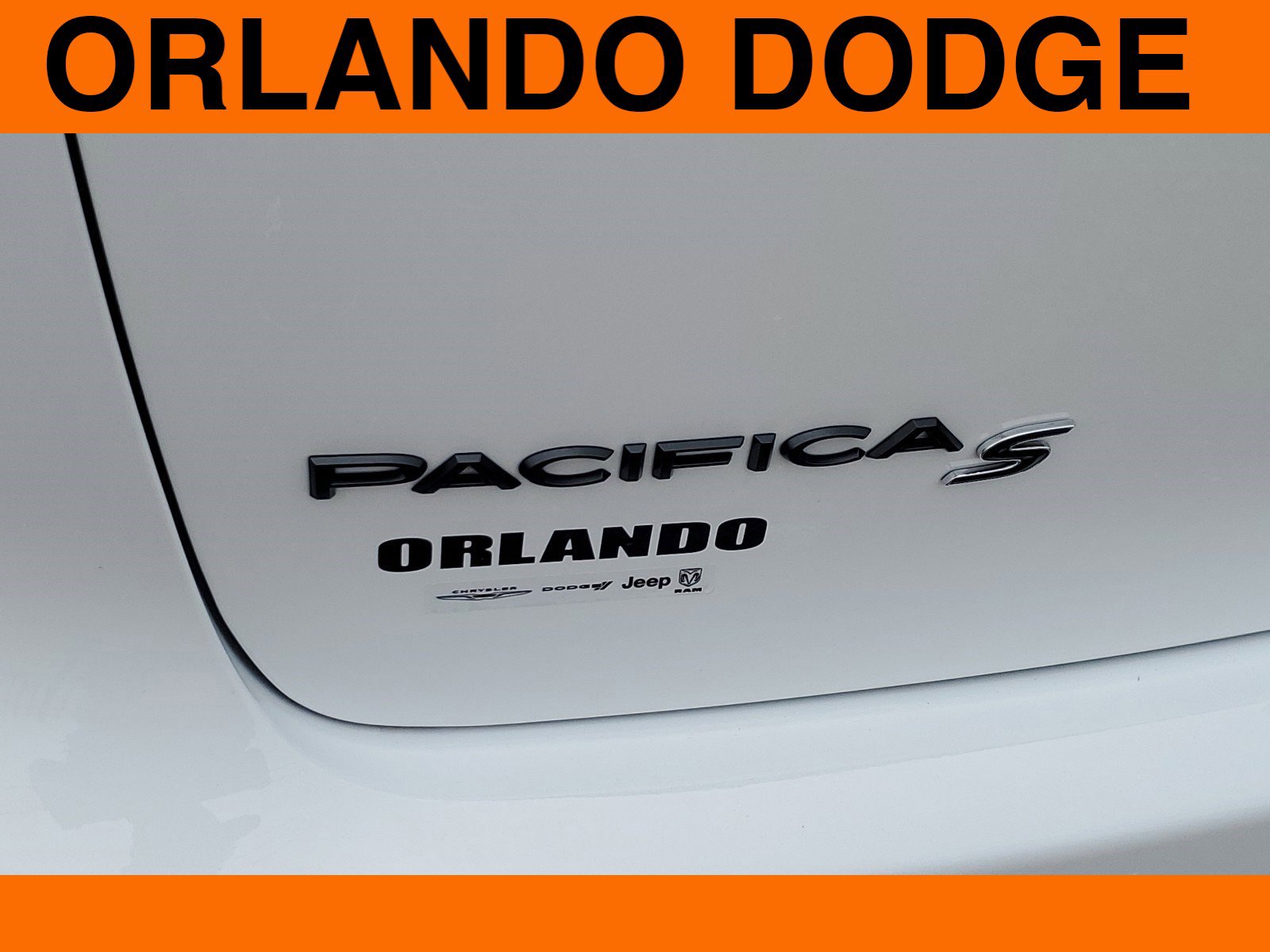 New 2024 Chrysler Pacifica Touring-L w/ Uconnect Theater Family Group image 8