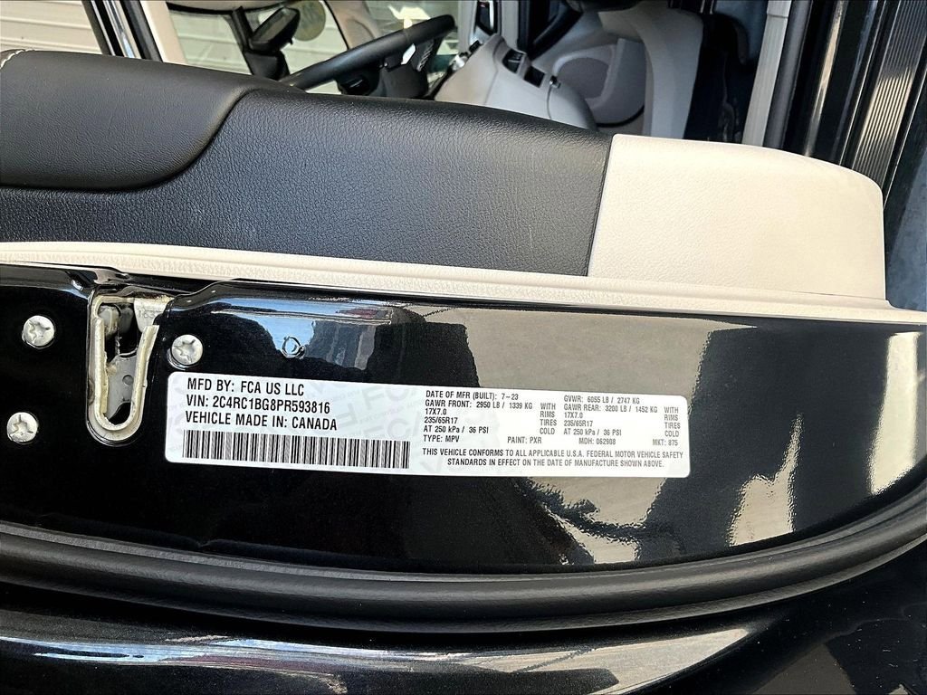 Used 2023 Chrysler Pacifica Touring-L FWD image 35