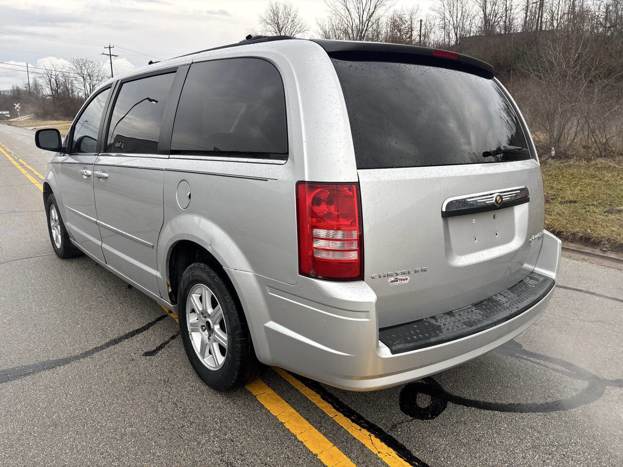 Used 2010 Chrysler Town & Country Touring image 7