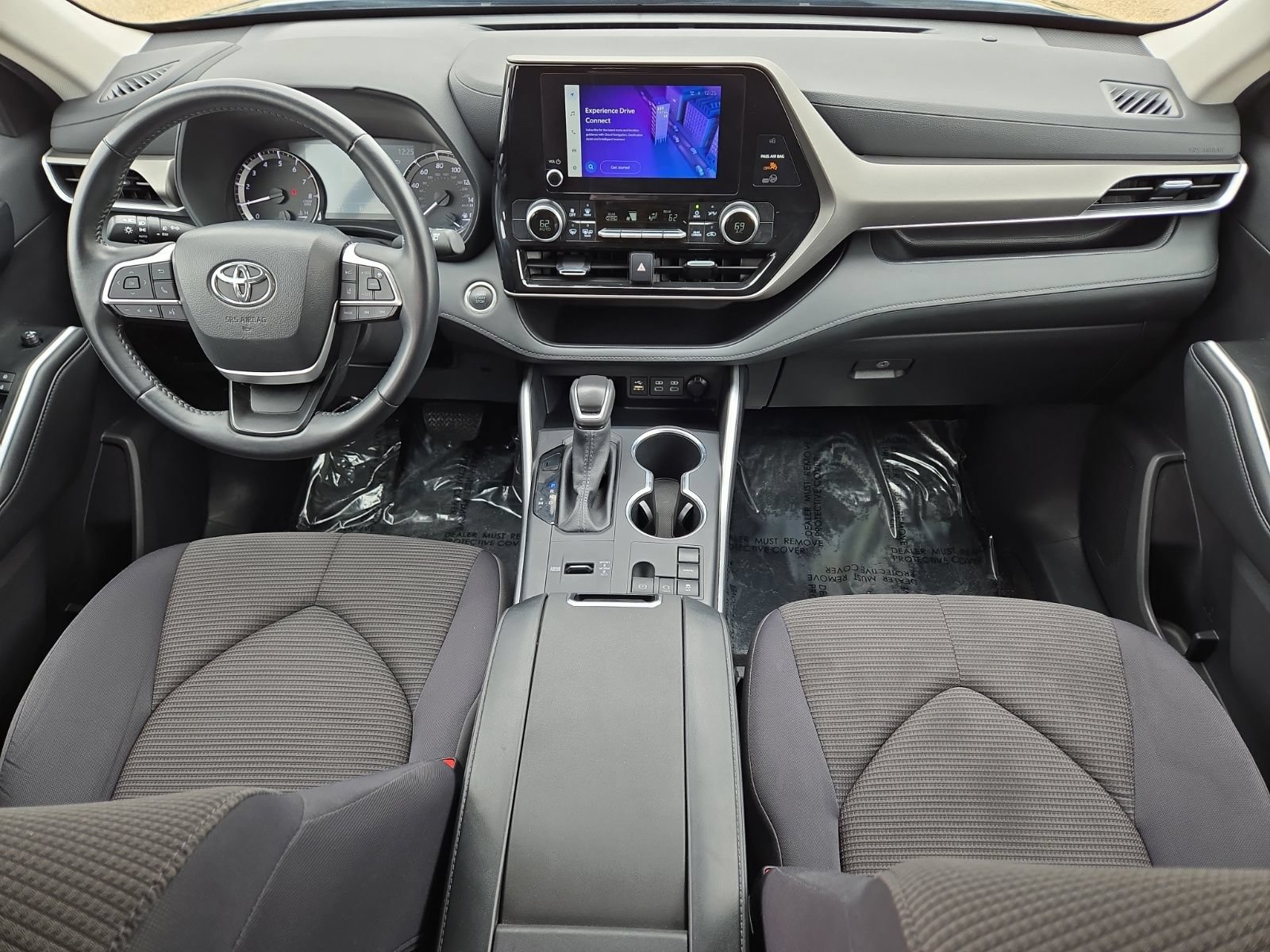 Used 2025 Toyota Highlander LE FWD image 18