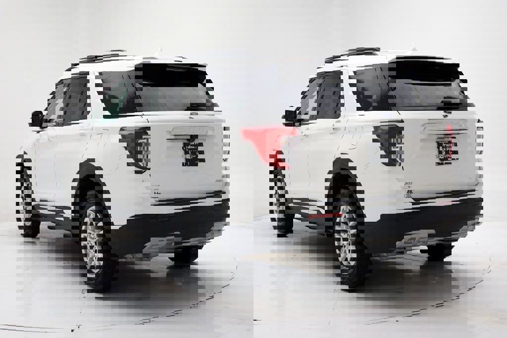 Used 2022 Ford Explorer XLT w/ Equipment Group 202A image 7