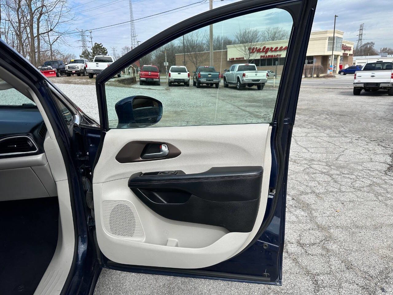 Used 2018 Chrysler Pacifica Touring-L w/ Tire & Wheel Group image 12