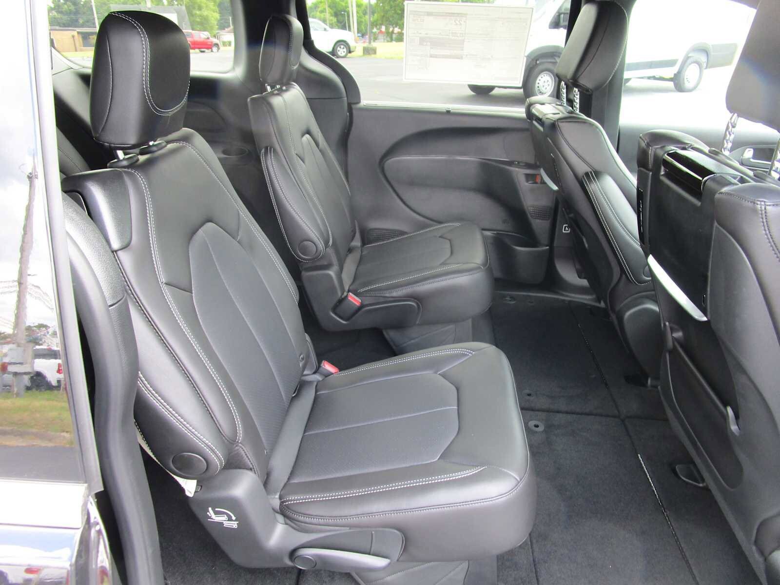 New 2026 Chrysler Pacifica Select FWD image 15
