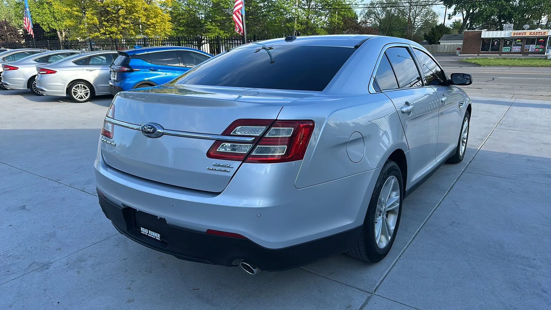 Used 2015 Ford Taurus SEL image 5