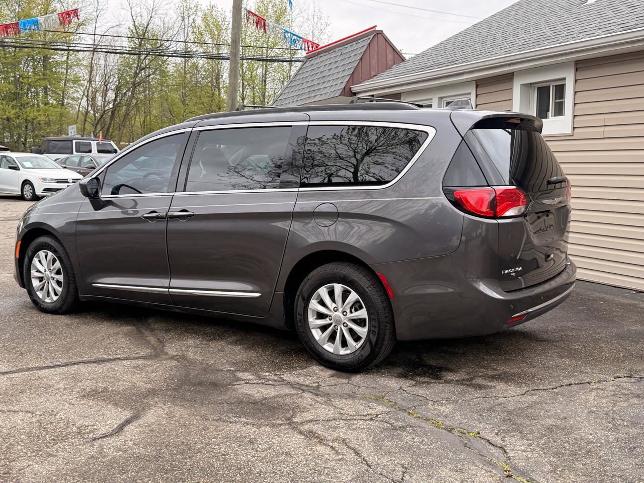 Used 2017 Chrysler Pacifica Touring-L FWD image 4