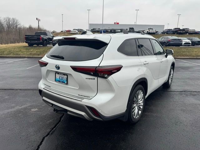 Used 2024 Toyota Highlander Platinum image 3
