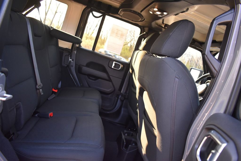 Used 2021 Jeep Wrangler Unlimited Sahara AWD/4WD image 17