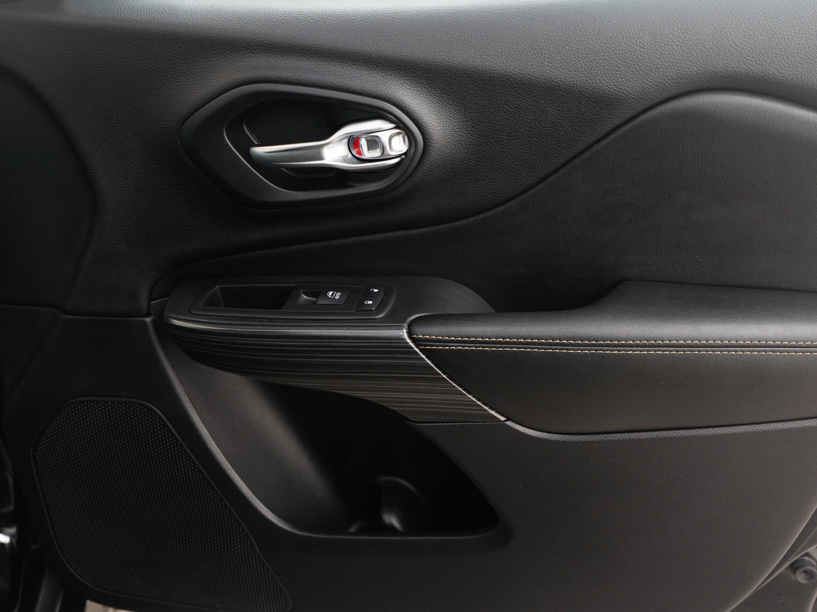 Used 2017 Jeep Cherokee Limited image 9