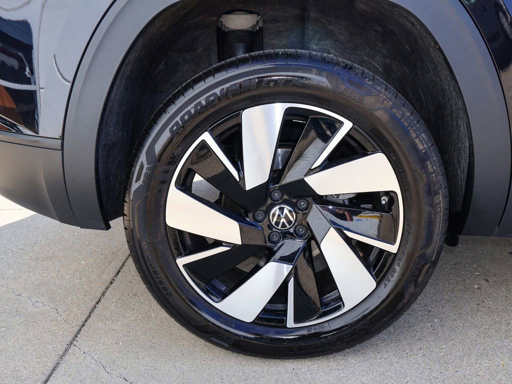 Certified 2025 Volkswagen Atlas Cross Sport SE AWD/4WD image 9