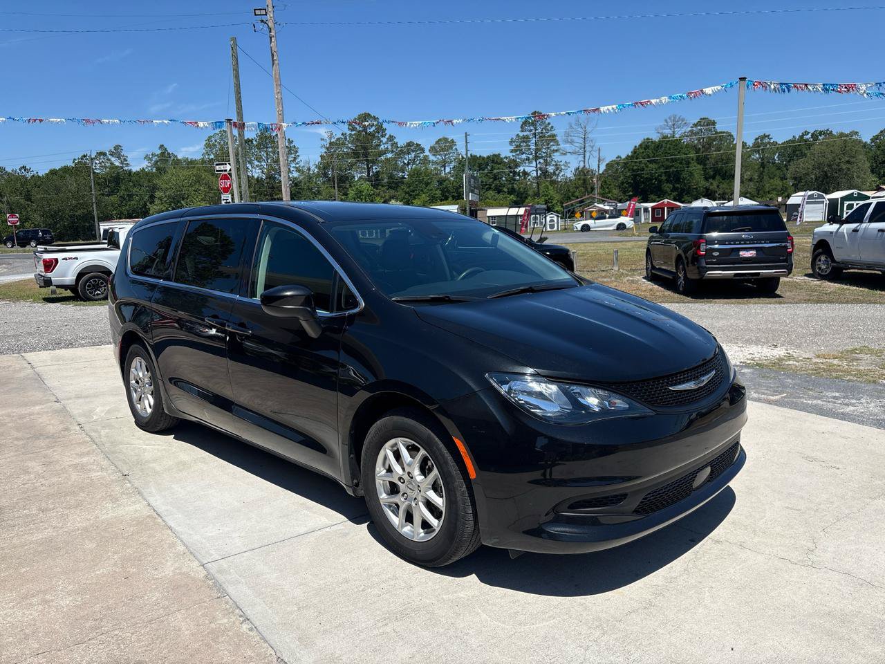 Used 2023 Chrysler Voyager LX FWD image 3