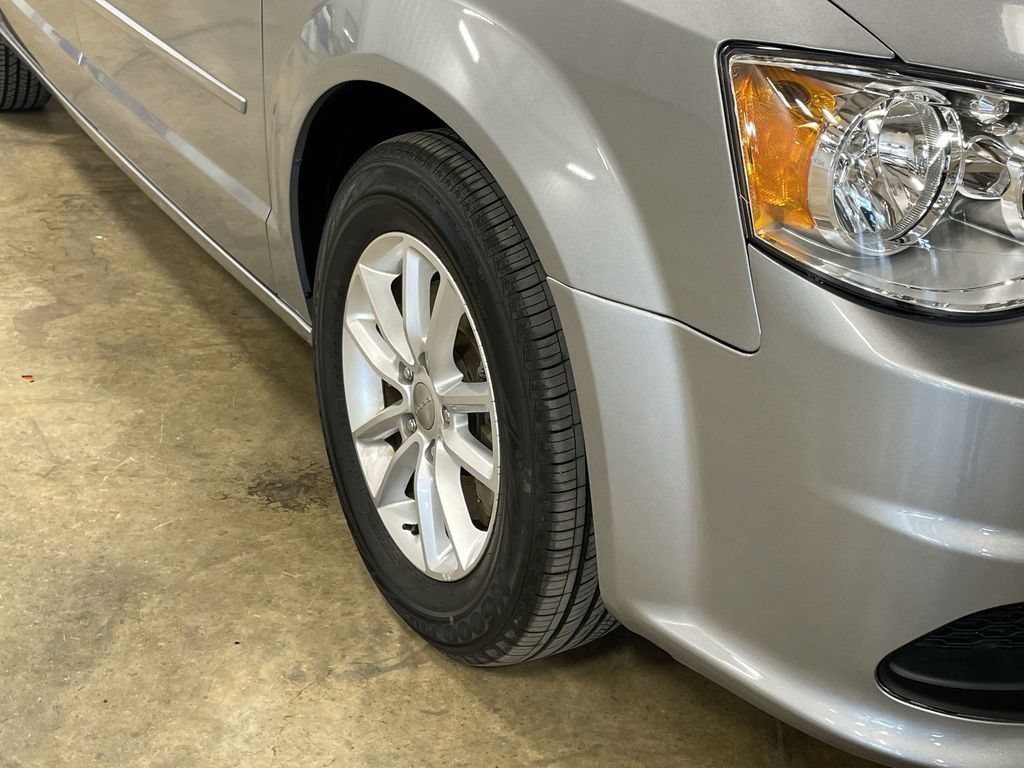 Used 2016 Dodge Grand Caravan SXT w/ Rear Park Assist Package FWD image 11