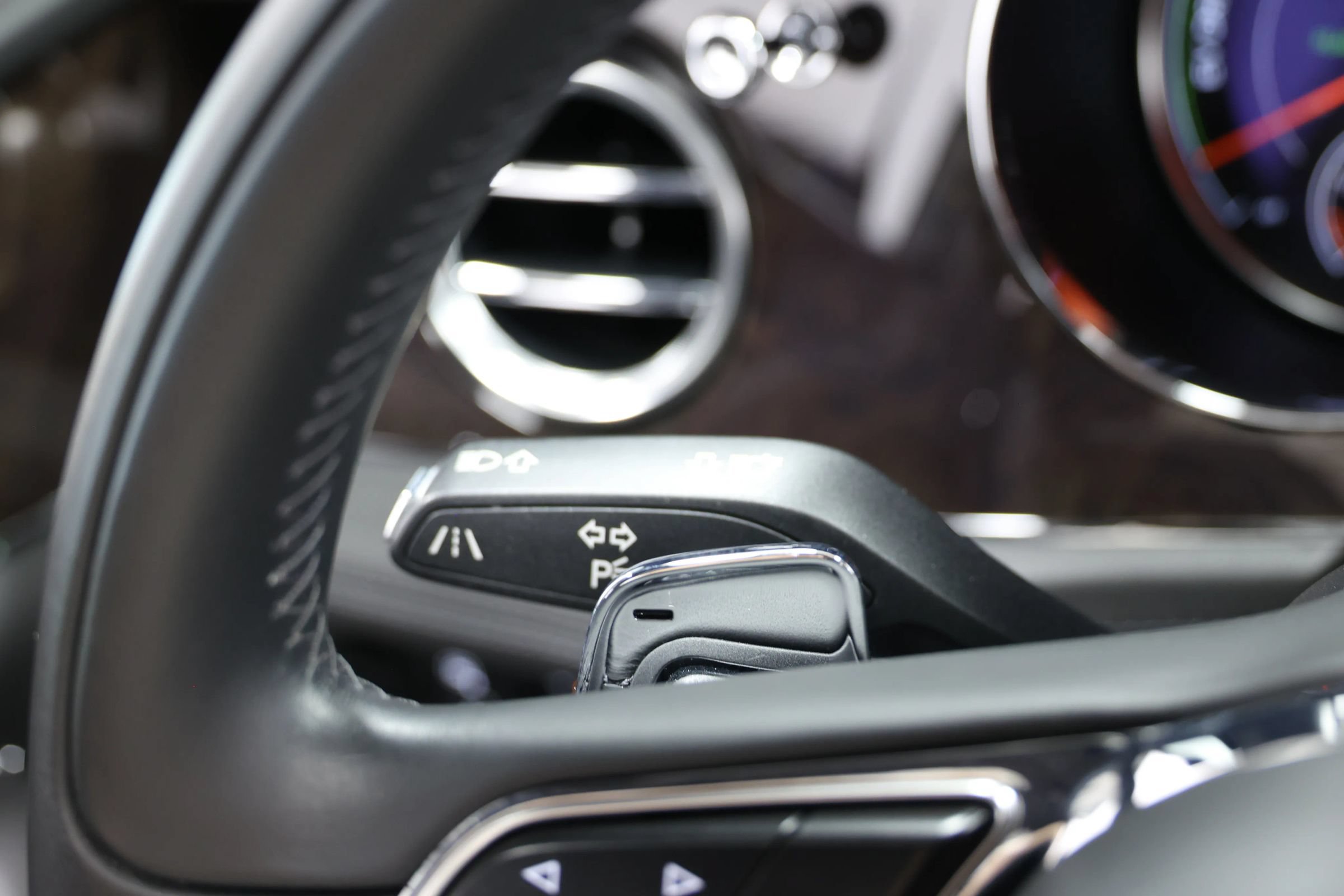 Used 2020 Bentley Bentayga Plug-In Hybrid AWD/4WD image 31