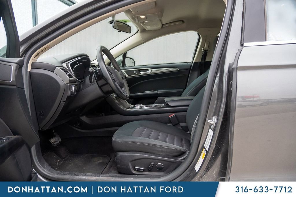 Used 2017 Ford Fusion SE w/ Fusion SE Technology Package image 3