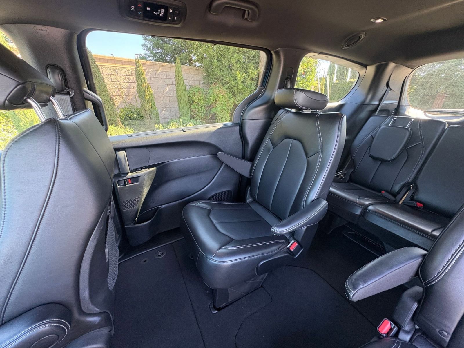 Used 2025 Chrysler Pacifica Select image 42