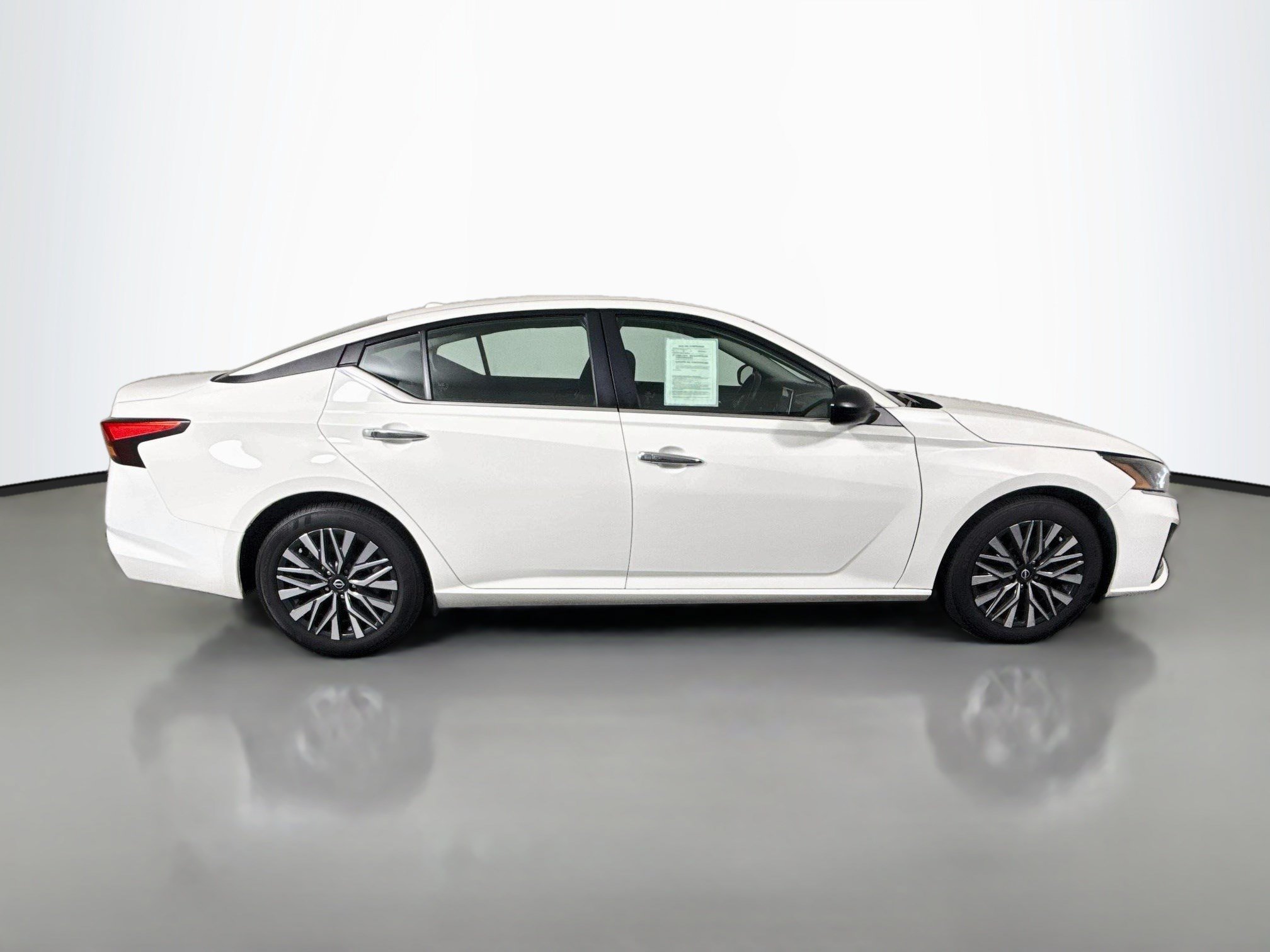Used 2025 Nissan Altima 2.5 SV FWD image 11