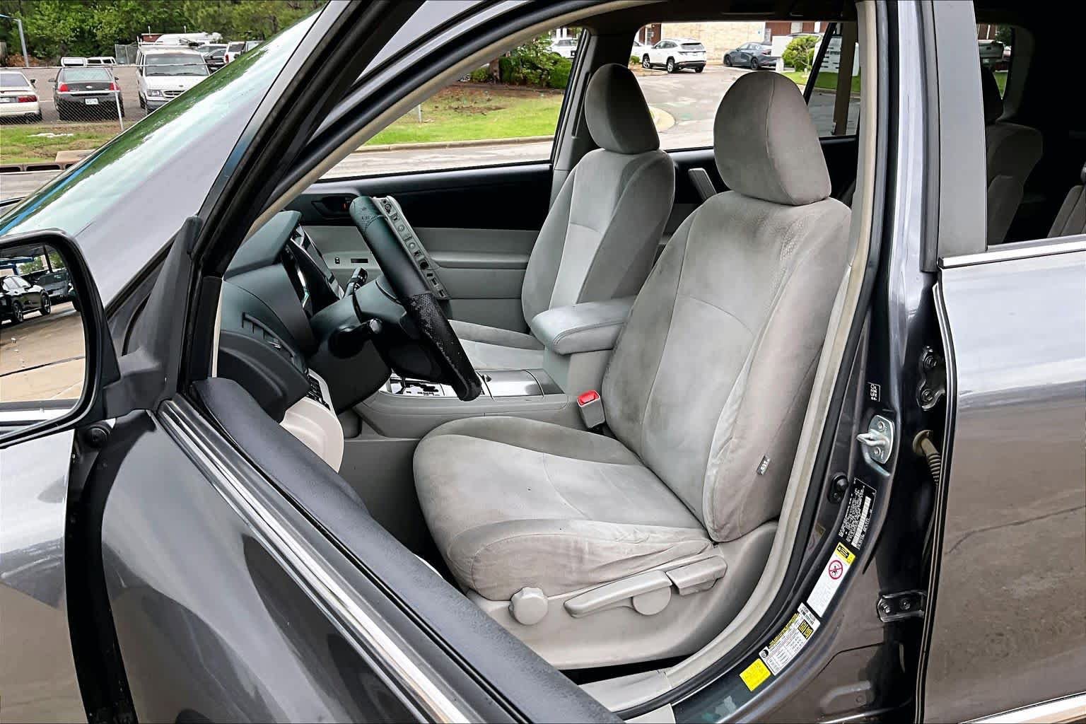 Used 2012 Toyota Highlander FWD w/ Cold Weather Pkg image 7