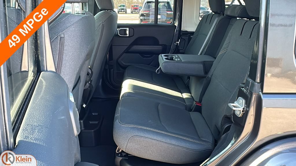 Used 2025 Jeep Wrangler Unlimited Sahara AWD/4WD image 27