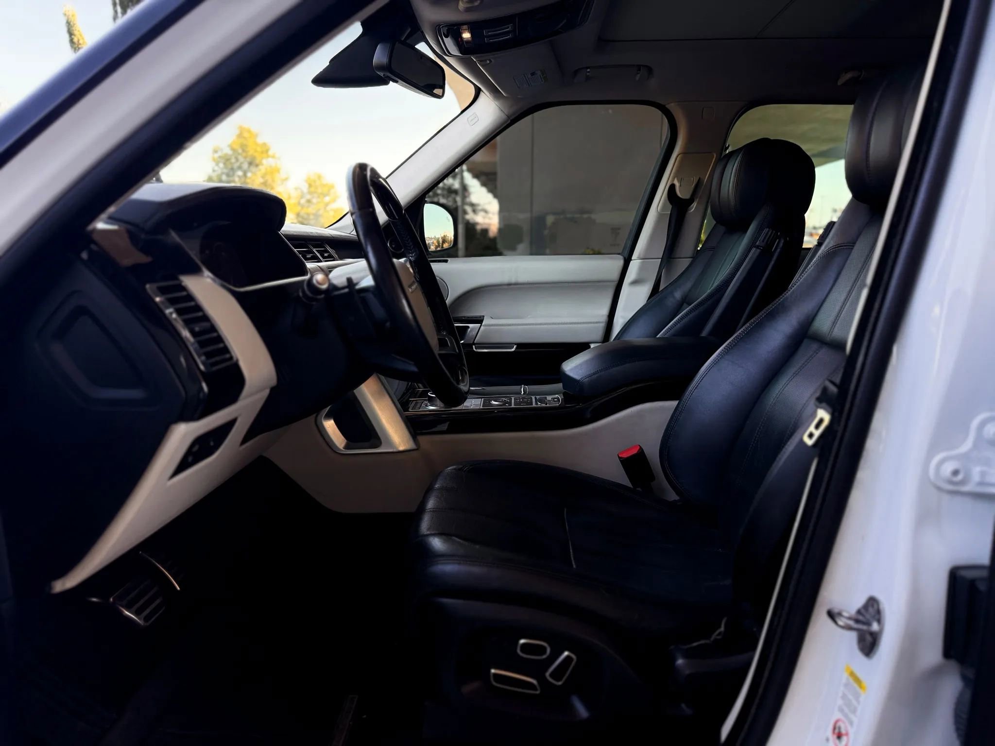 Used 2014 Land Rover Range Rover Supercharged image 34