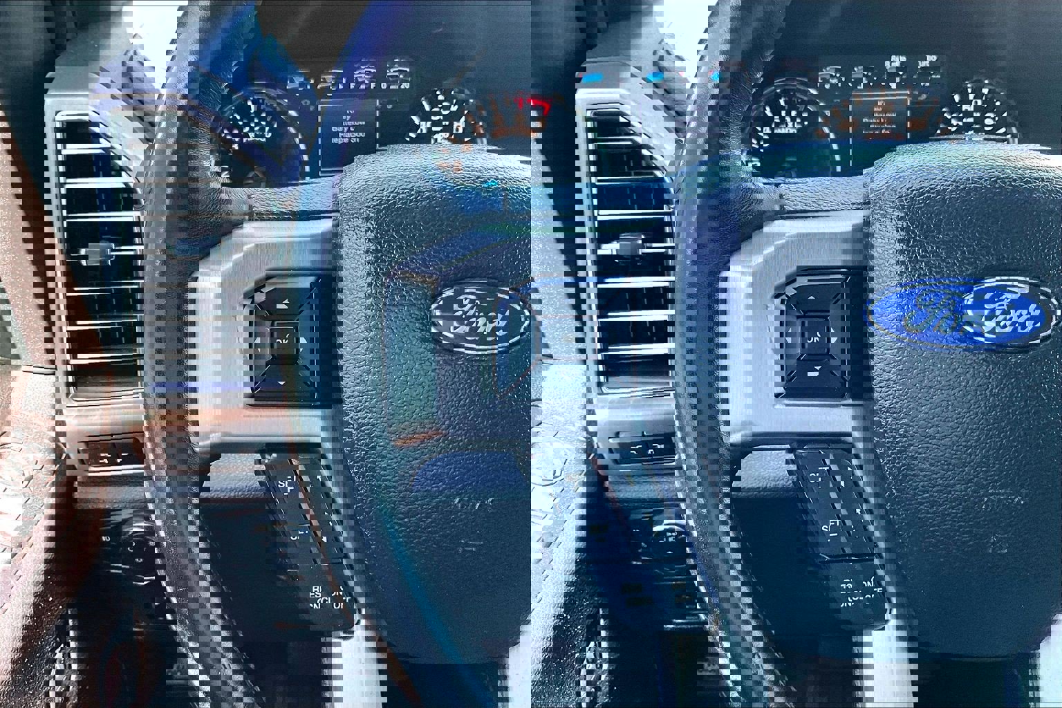 Used 2017 Ford F150 Platinum w/ Equipment Group 701A Luxury AWD/4WD image 18