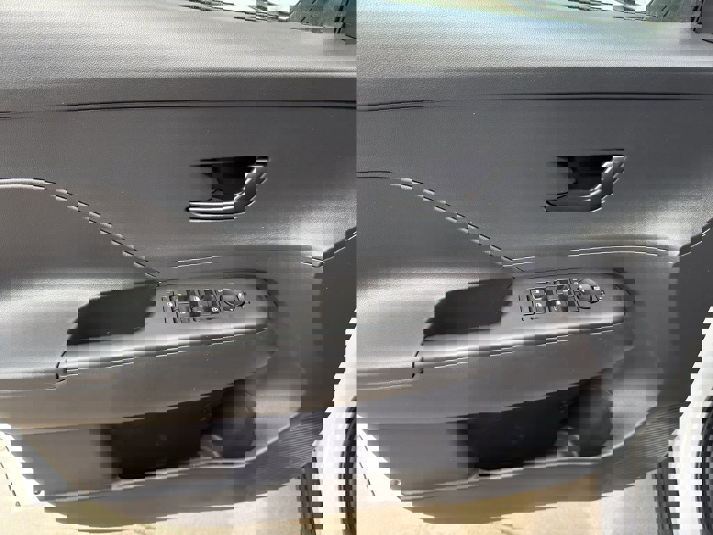 Used 2025 Hyundai Kona SEL image 9