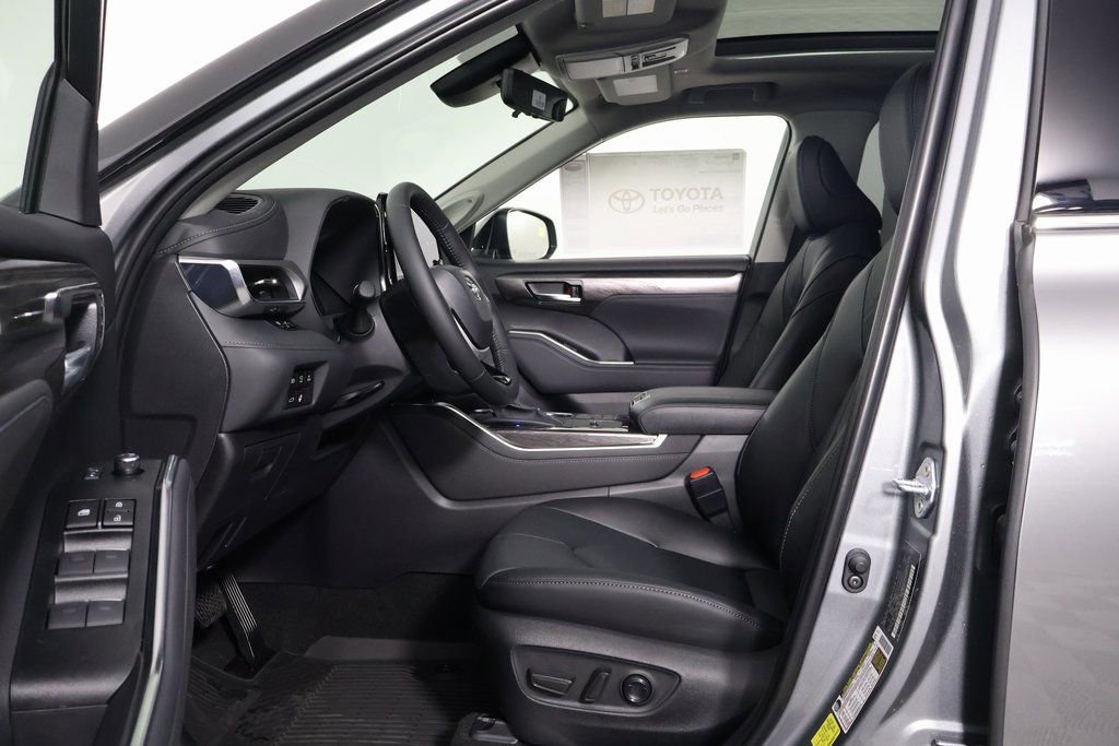 New 2026 Toyota Highlander Platinum image 5