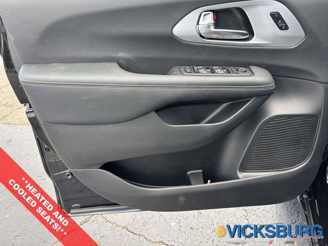 New 2026 Chrysler Pacifica Limited w/ S Appearance Package image 9