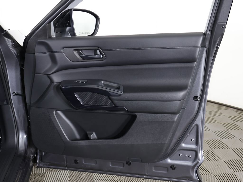 Used 2023 Nissan Pathfinder S image 21
